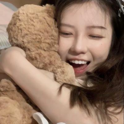 微光下的蓝色男孩